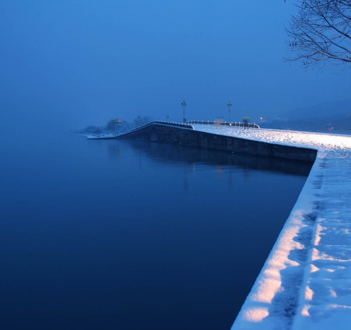 Lingering Snow on the Broken Bridge